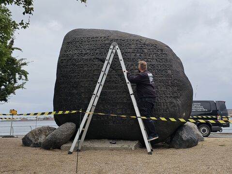 Zebicon prepare for 3D scanning the memorial stone